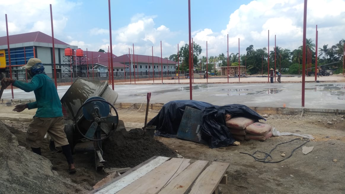 Pengerjaan lapangan olahraga terbuka Padang Kaduduak