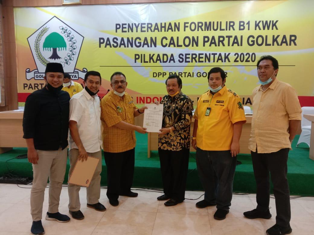 Desra (tiga dari kiri), didampingi Adli (dua dari kiri), menerima SK pencalonan dari Idris Laena, Korbid Pemenangan Pemilu DPP Partai Golkar