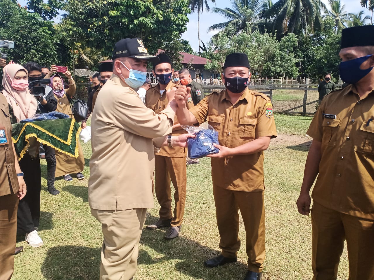 Wagub Sumbar Nasrul Abid secara simbolis serahkan APD di Sijunjung