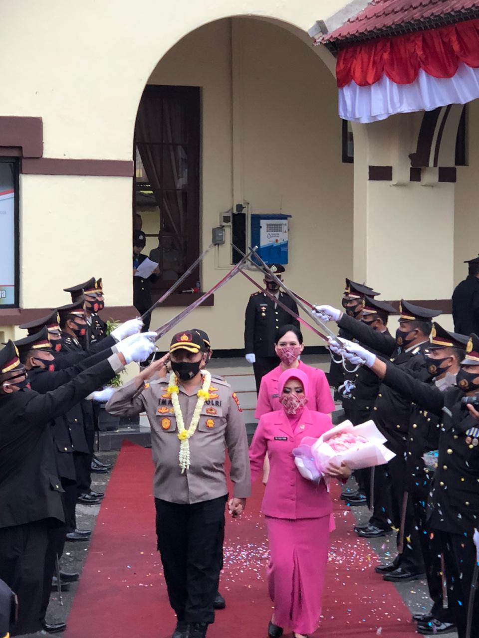 Prosesi pelepasan Kapolres Bukittinggi yang lama AKBP  Imam Pribadi Santoso dengan melintasi pasukan pedang pora