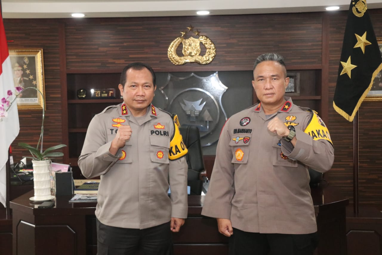Kapolda Sumbar, Irjen Pol. Toni Harmanto, Wakapolda Sumbar, Brigjen Pol. Edi Mardianto. 