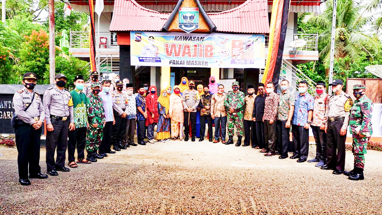Kapolres Sijunjung foto bersama usai Lounching Kampung Masker