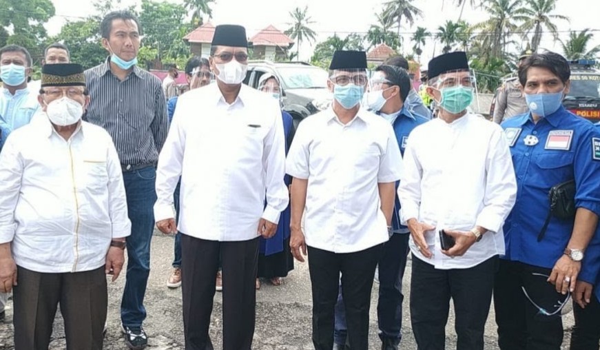 Irfendi Arbi ketika mengantarkan Paslon Bupati Limapuluh Kota Darman Sahladi-Maskar Dt Pobo mendaftar ke KPU