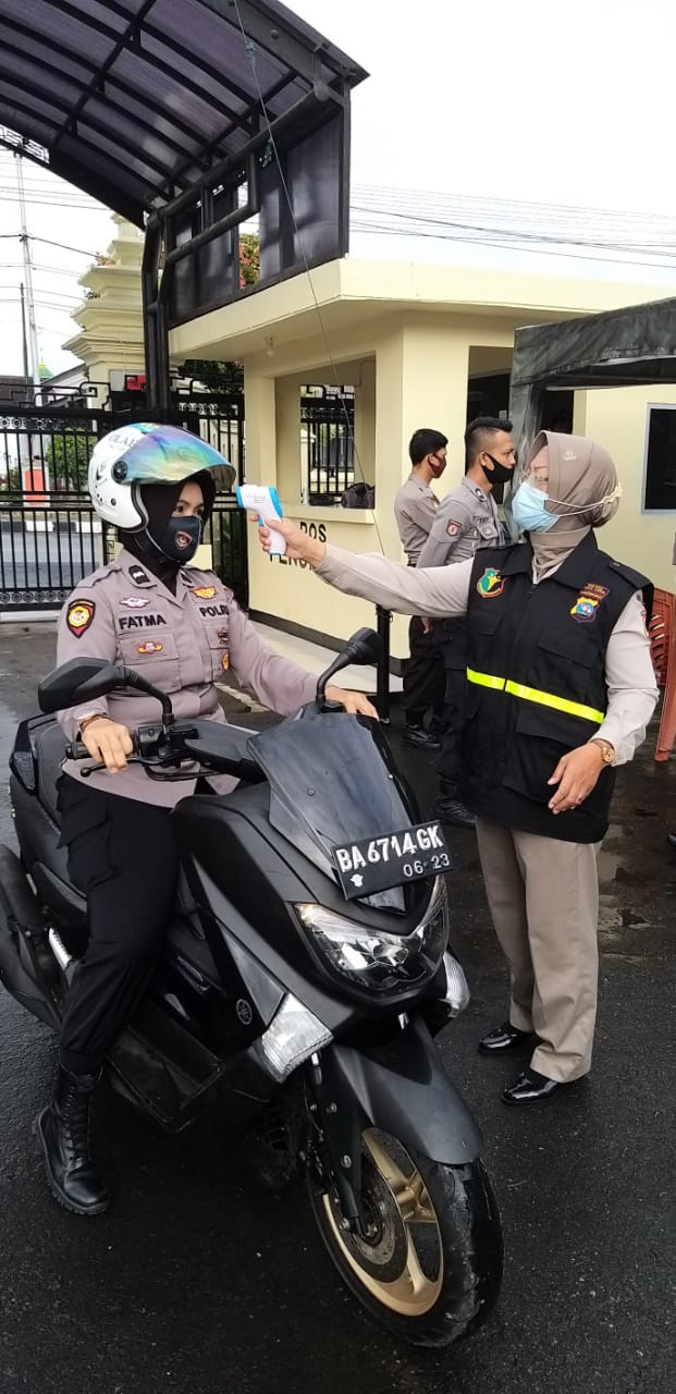 Sabab hari setiap masuk ruangan kerja, personil Polres Bukittingi tetap menerapkan protokol kesehatan