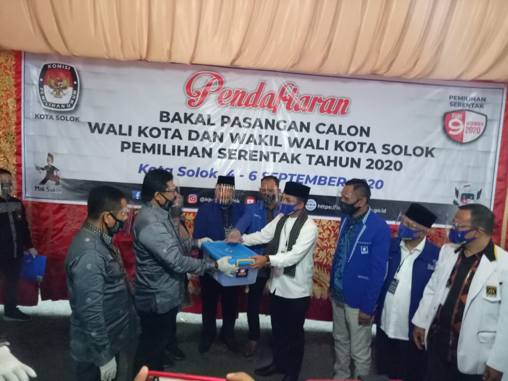 Ketua KPU Asraf Danil menerima berkas pendaftaran dari Ramadhani Kirana Putra.