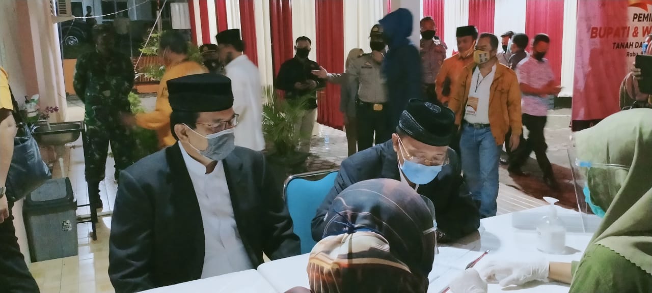 Pasangan Jon Enardi-Syafrudin mendaftar ke KPU Tanah Datar, Minggu (6/9) malam.