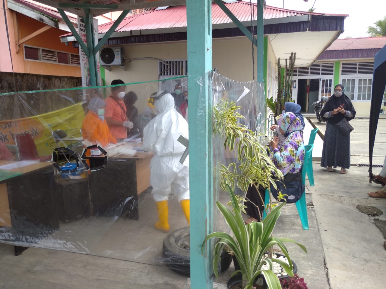 Pengambilan sampel swab di Sijunjung