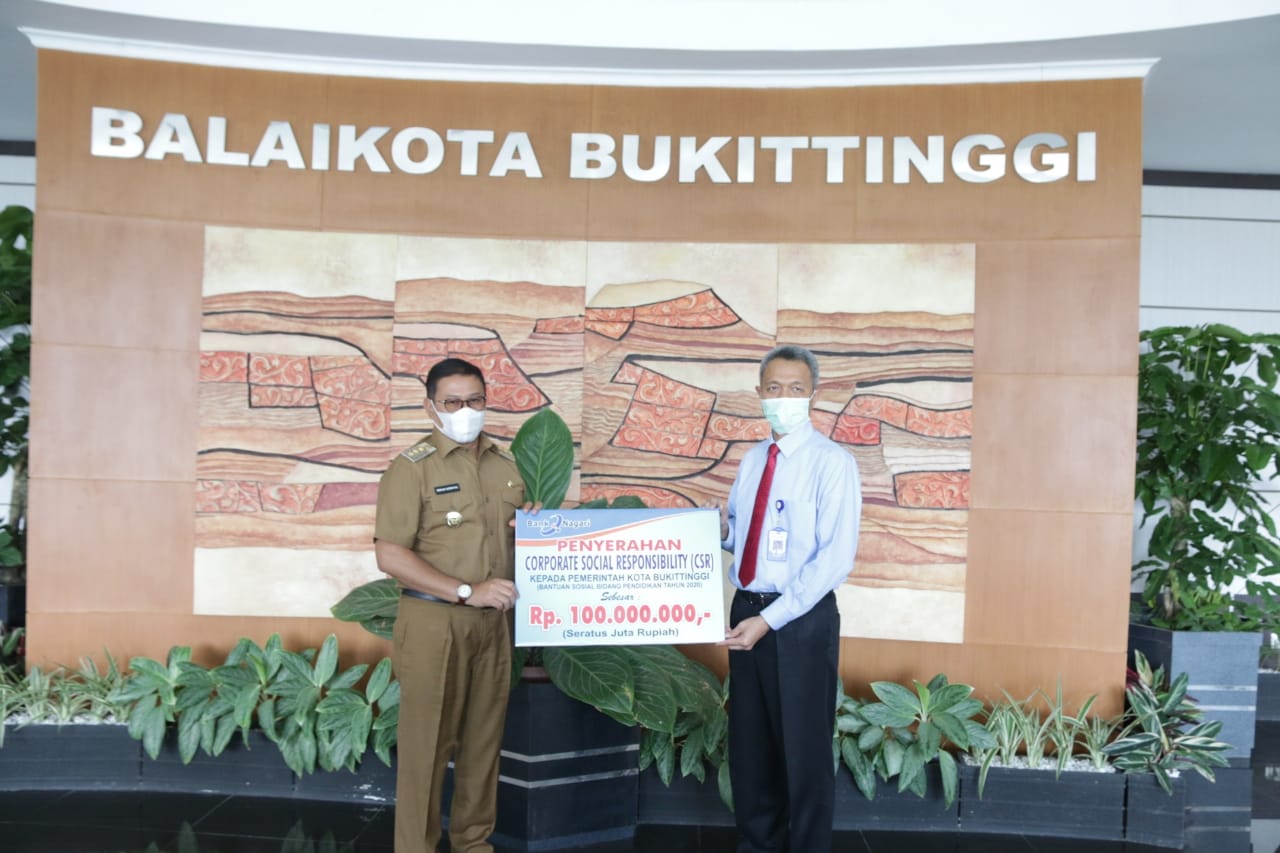 Penyerahan CSR Bank Nagari untuk siswa di Bukittinggi