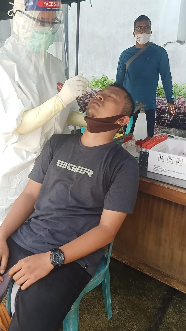 Jurnalis Minangsatu saat mengikuti tes swab di Puskesmas Lubuk Basung, Senin (8/9/2020)