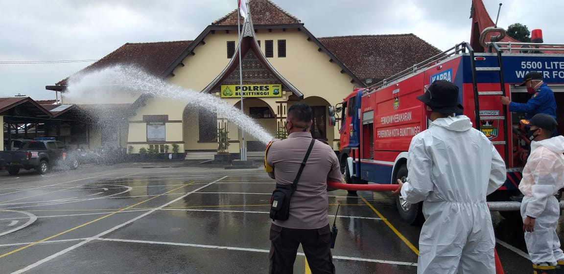 Polres Bukittinggi di siram disinfektan