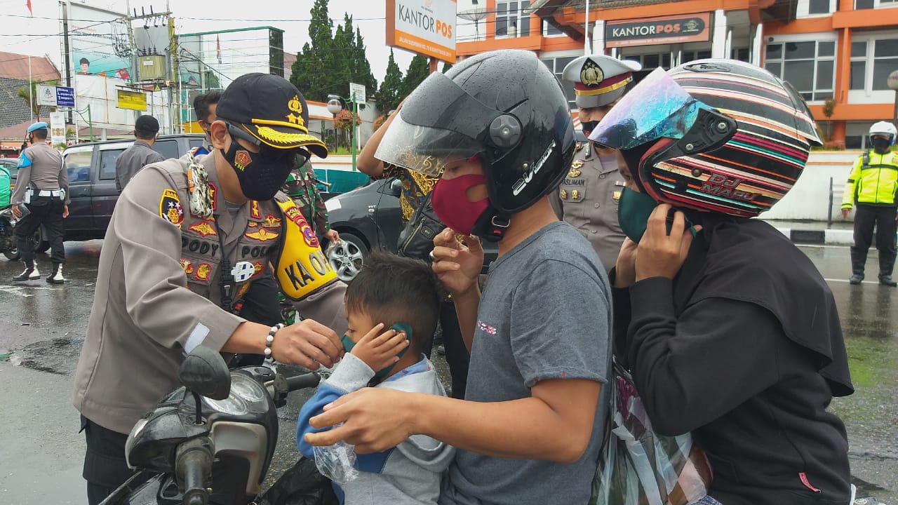 Pembagian masker oleh jajaran Polres Bukittinggi