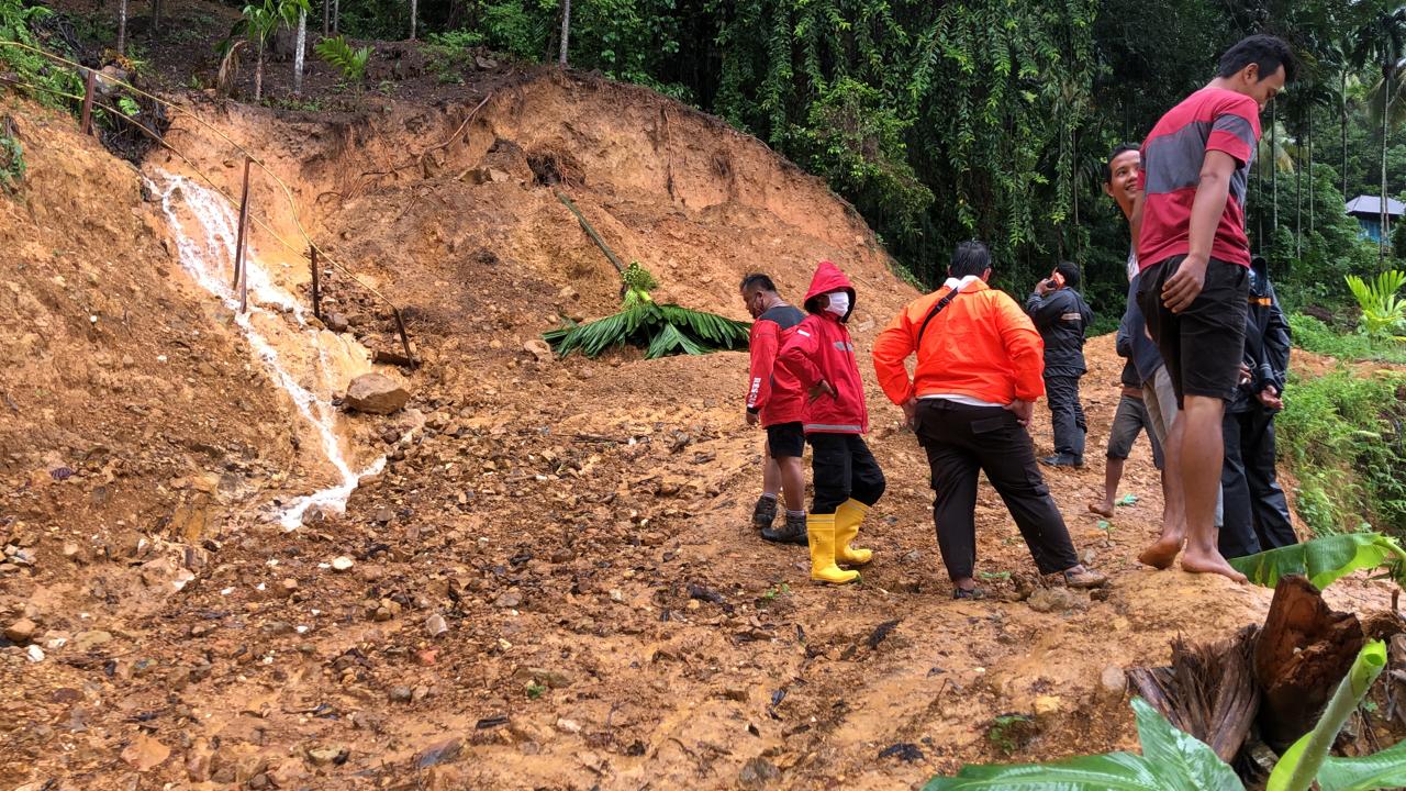 Tim TRC Semen Padang berada di kawasan banjir di Padang Selatan