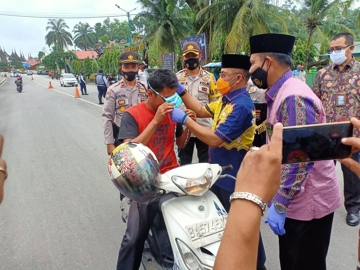 Gerakan memakai masker di Sijunjung