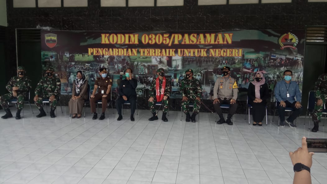 Bupati Pasaman saat menyambut kedatangan Danrem 032 Wirabraja