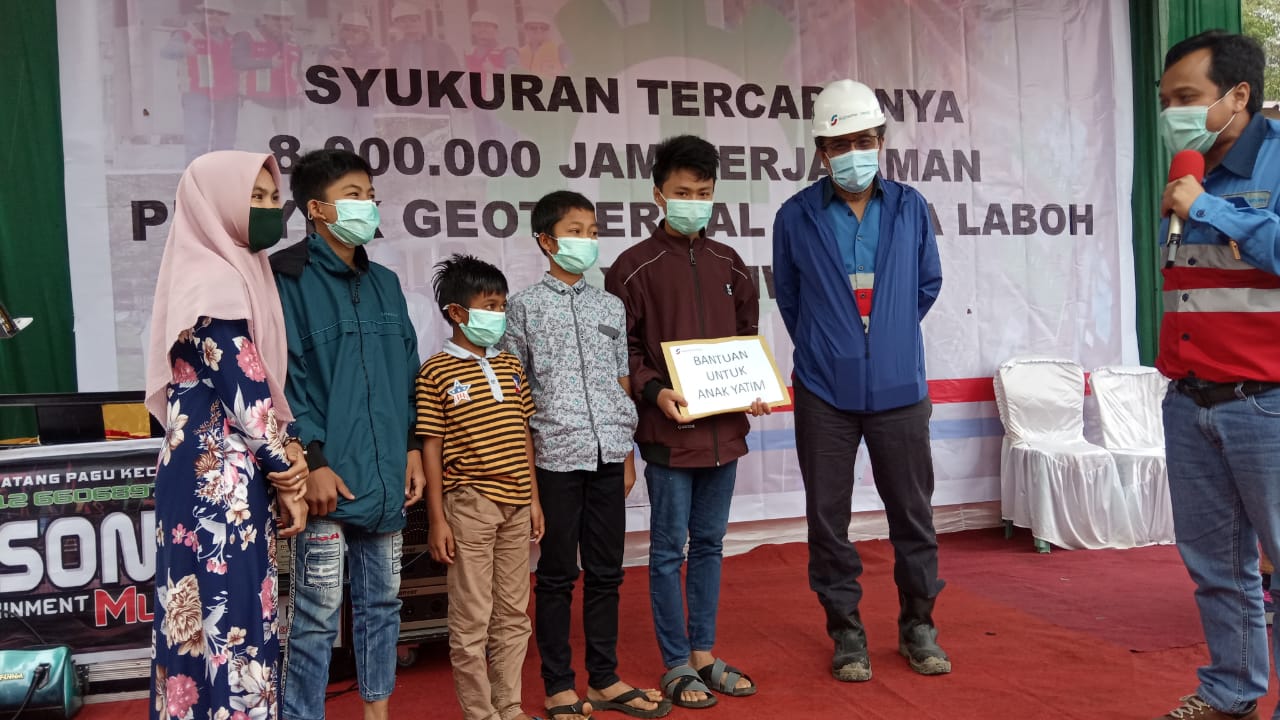 Acara syukuran juga ditandai dengan memberikan bantuan kepada 50 anak yatim dilingkungan PT Supreme Energy diserahkan oleh WKTPB Asharry Syofyan.