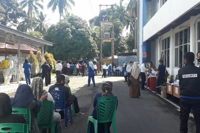 Tes Swab di halaman kantor Bank Nagari Cabang Simpang Empat