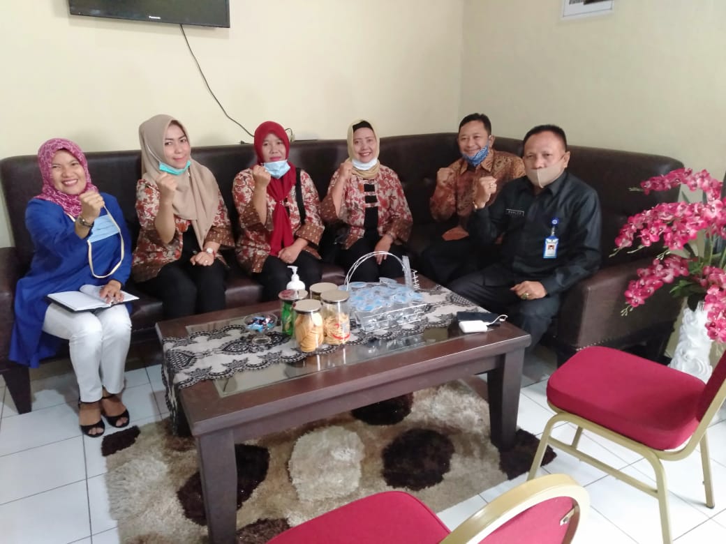 Pengurus Yayasan Kartika 169 Dim 0310/SSD bersama sejumlah pejabat Dikbud Sijunjung