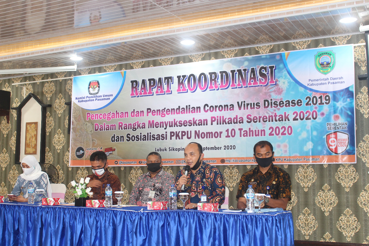 Kepala Dinas Kesehatan Pasaman, dr. Rahadian saat memberi paparan