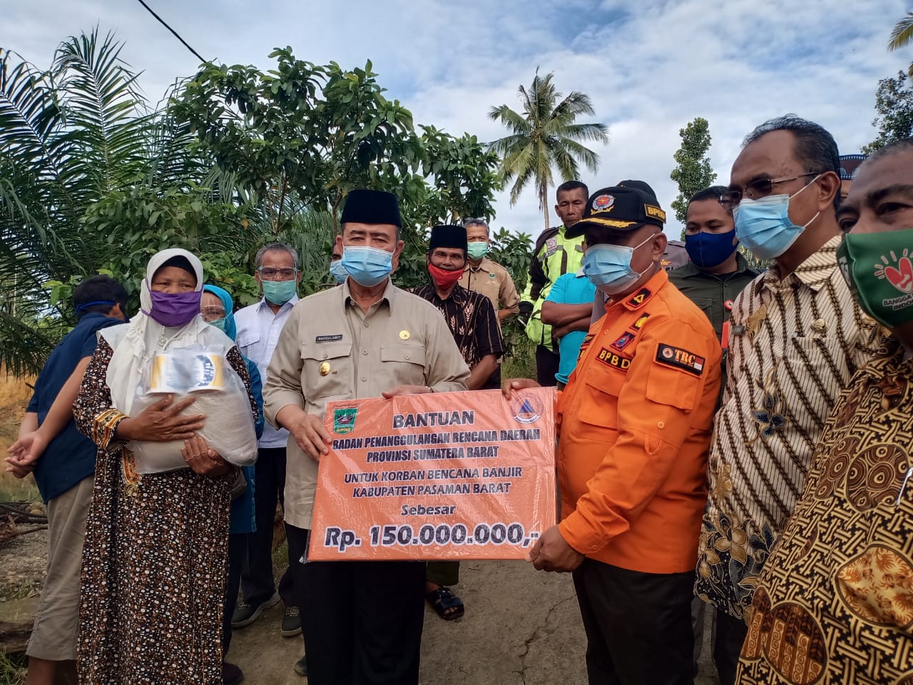 Wakil Gubernur Sumbar, Nasrul Abit, menyerahkan bantuan untuk korban banjir Ujuang Gadiang, kabupaten Pasaman Barat.