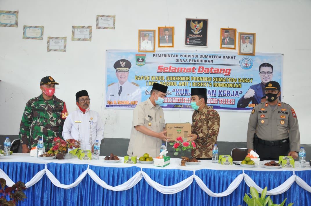 Wakil Gubernur Sumbar, Nasrul Abit, menyerahkan bantuan APD (Alat Pelindung Diri) dan sejumlah kebutuhan untuk pengendalian Covid 19 di SMKN 1 Gunung Tuleh, kab. Pasaman Barat. 