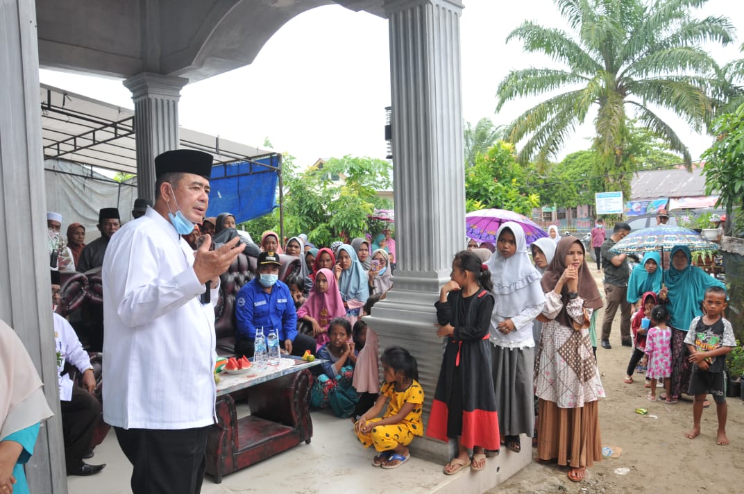 Wakil Gubernur Sumbar, Nasrul Abit, memberikan sambutan untuk menjawab keluhan warga Sikilang, Sungai Aua, Pasaman Barat.
