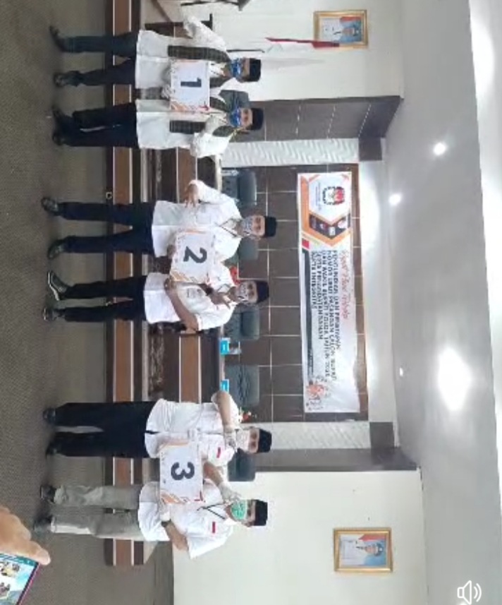 Tiga Paslon Bupati-Wakil Bupati Solok memperagakan nomor urut masing-masing
