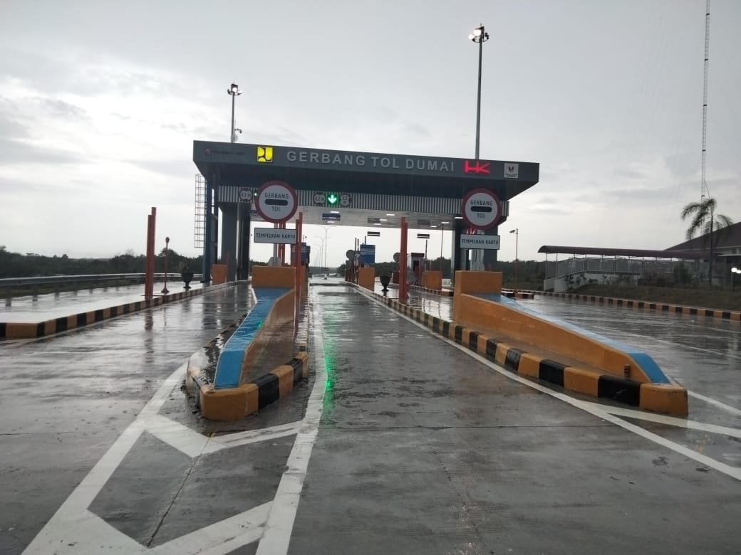 Gerbang tol Pekanbaru-Dumai.  Tol sepanjang 131.48 kilometer itu  dibangun menggunakan produk PT Semen Padang
