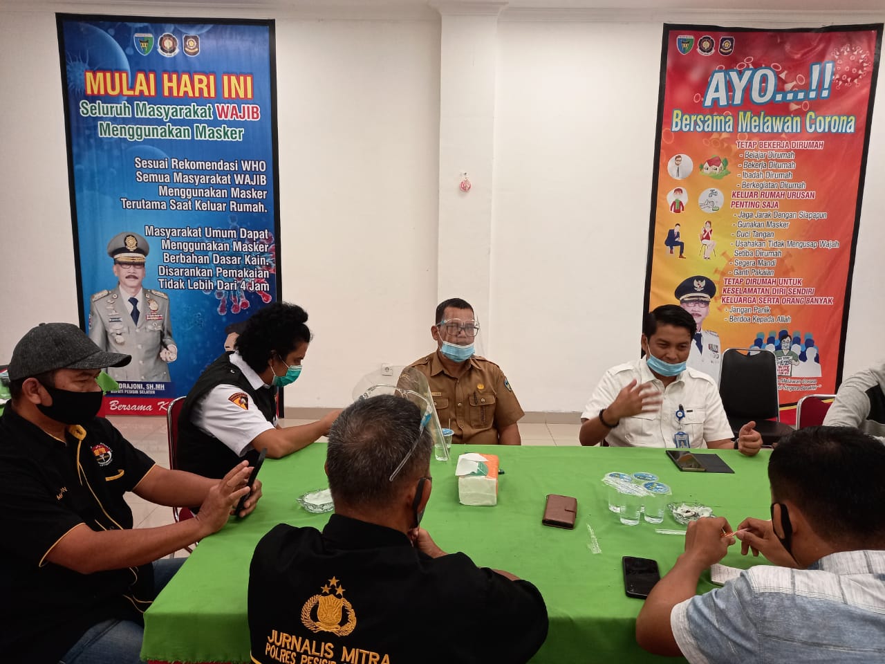 Kepala Cabang Bank Nagari Painan, Heri Fitrianto pada acara jumpa pers dengan wartawan di Posko Gugus Tugas Civid 19 Pesisir Selatan