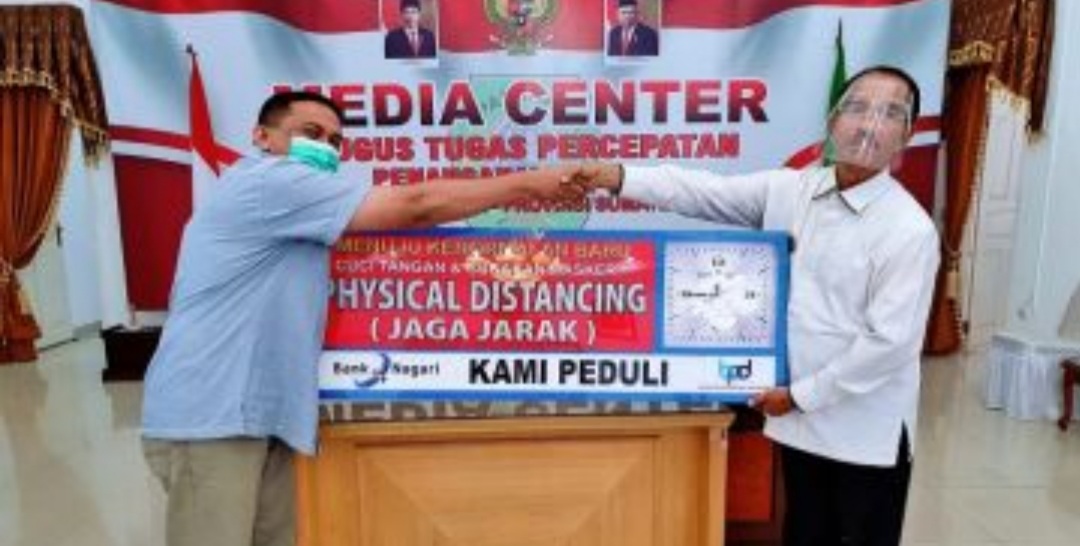 Kepala Cabang Bank Nagari Lubuk Sikaping, Austro Minra saat serahkan bantuan ke Pemkab Pasaman