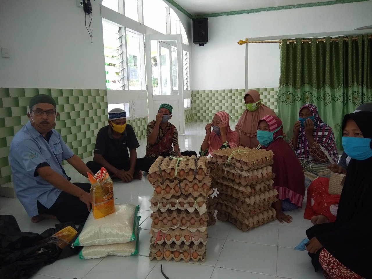 Kepala Pelaksana Harian UPZ Baznas Semen Padang Muhammad Arif (kiri) bersama sejumlah jompo dan janda tua saat penyerahan bantuan sembako beberapa waktu lalu