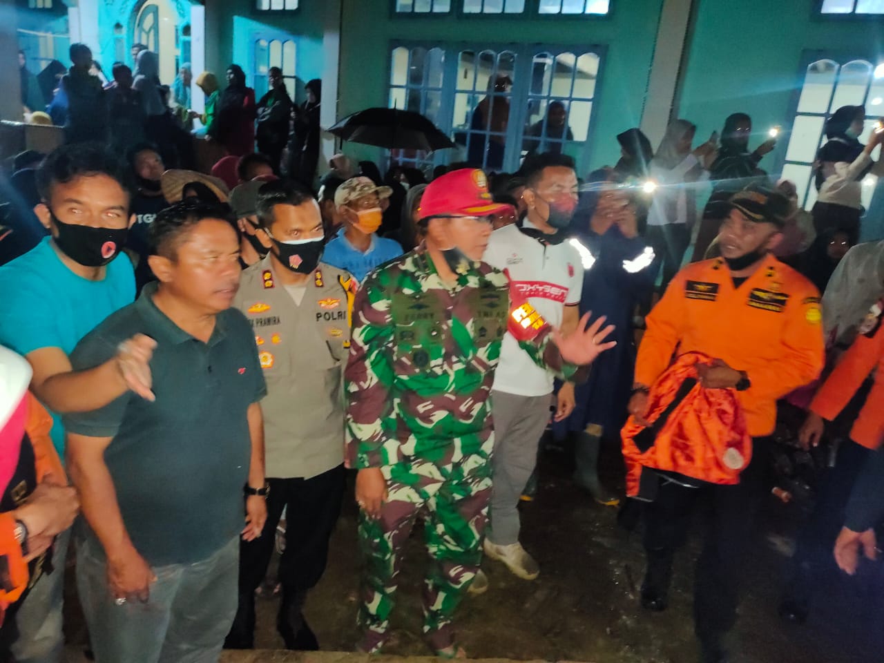 Dandim 0306/50 Kota Letkol Kav Ferry Lahe bersama tim pencari orang hilang