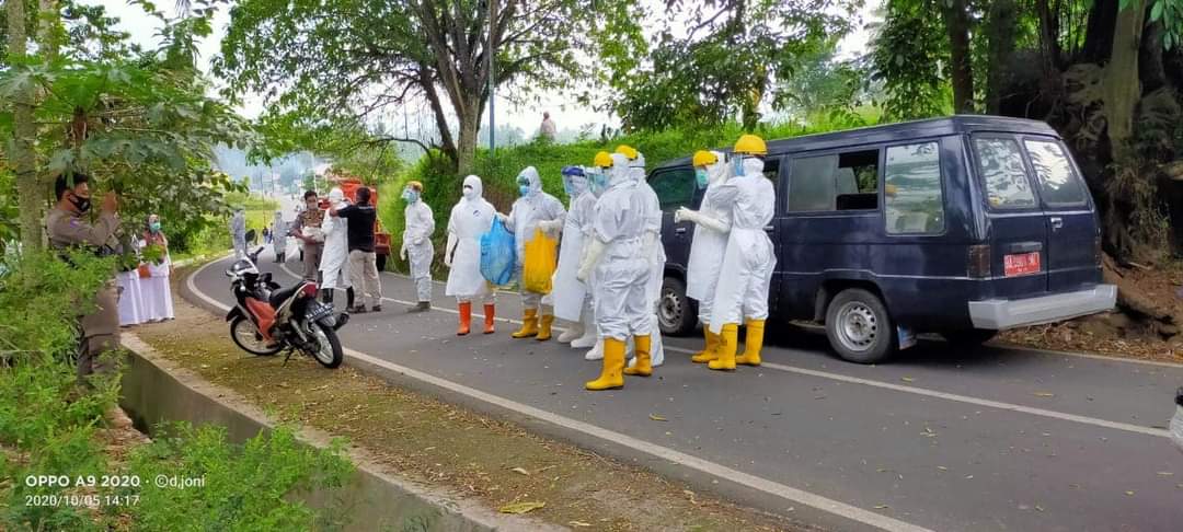 Suasana pemakaman dengan protap Covid-19 di Payakumbuh