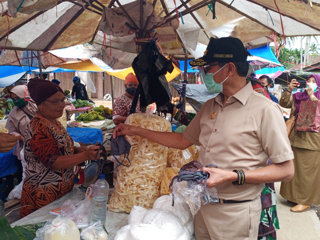 Gubernur Irwan Prayitno, menyusuri pasar Sarilamak, Kab. Limahpuluh Kota, untuk membagikan masker kepada warga, Selasa (6/10/2020).