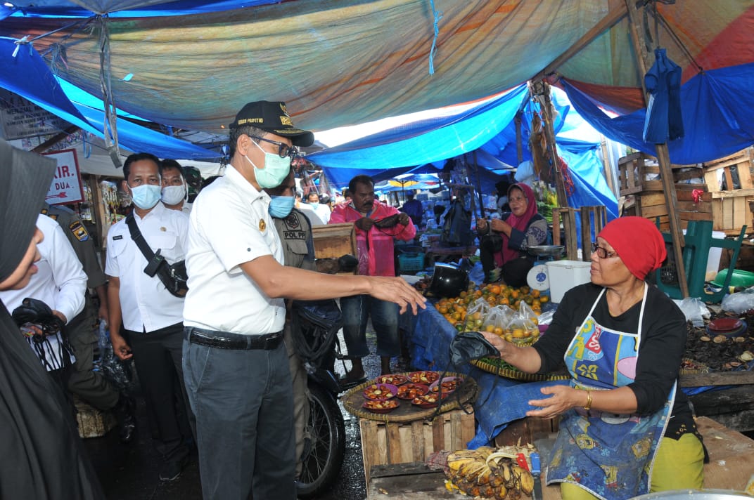 Gubernur Sumbar, Irwan Prayitno, masuk ke lorong-lorong pasar Pariaman melakukan sosialisasi Perda AKB, sekaligus membagikan masker, Rabu (7/10/2020). 