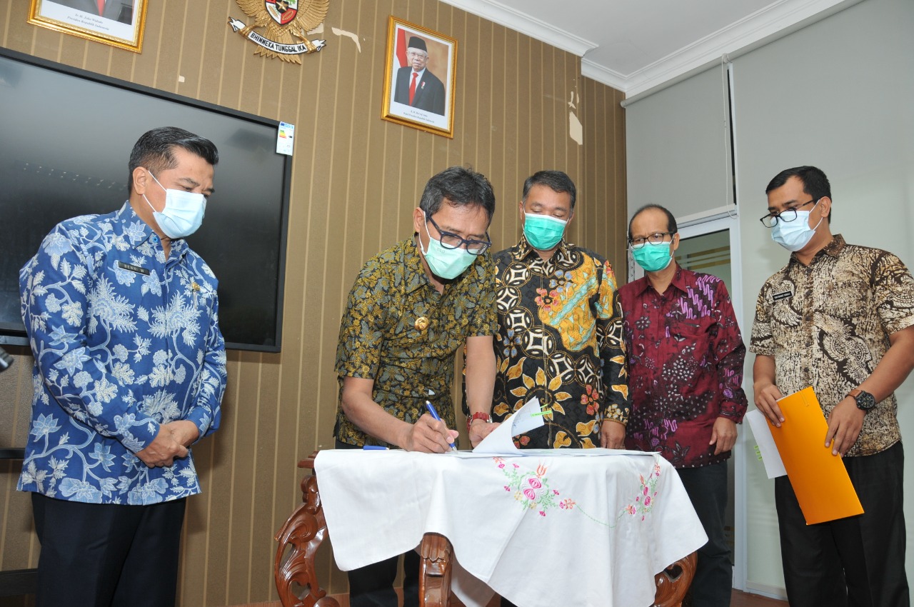 Gubernur Sumbar, Irwan Prayitno, menandatangani hibah hak pakai tanah main stadium (stadion utama) Sumbar kepada Universitas Negeri Padang (UNP), Kamis (8/10/2020).