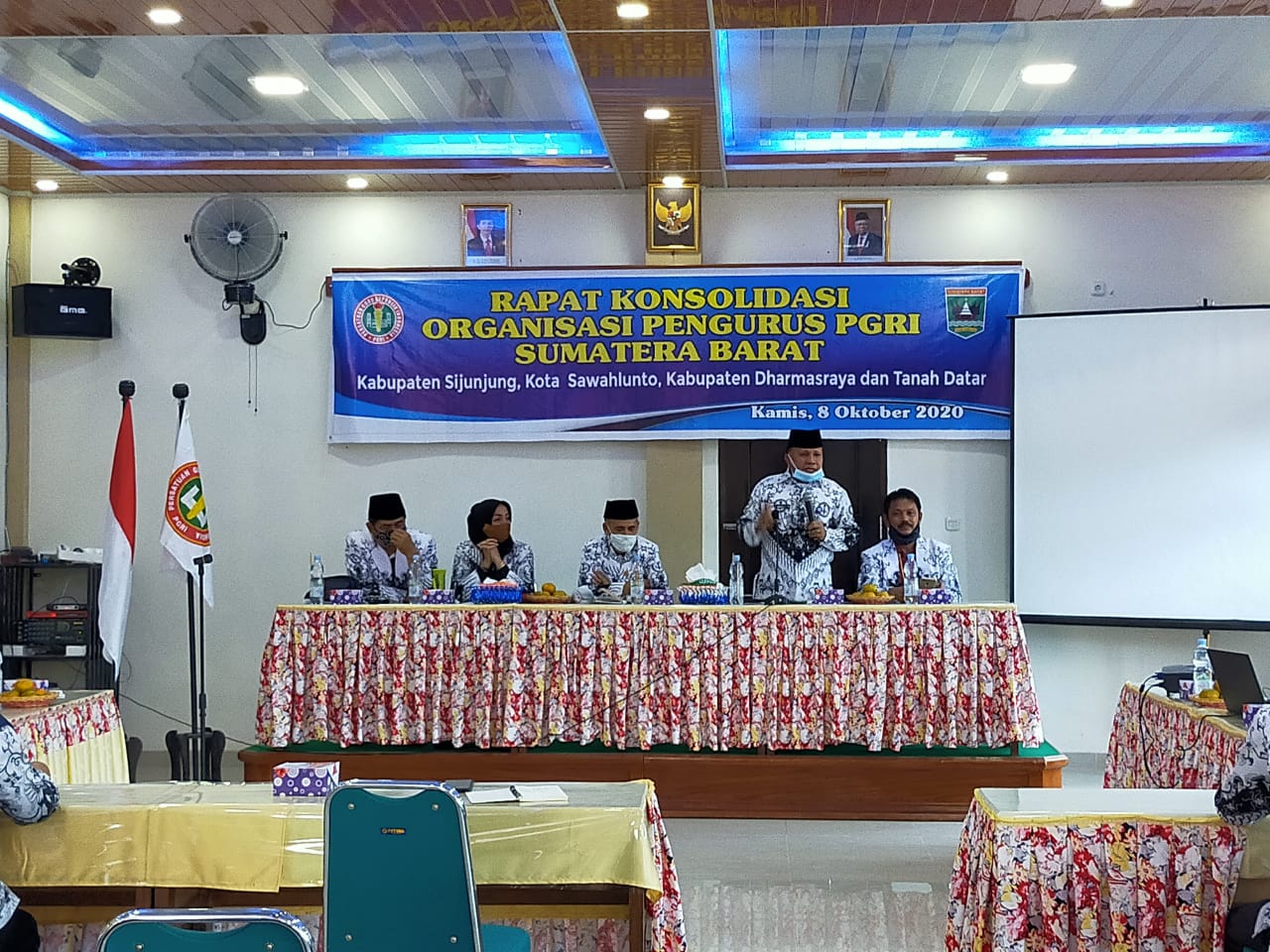 Kadis Dikbud Sijunjung, membuka Rapat Konsolidasi PGRI Sumbar di Sijunjung