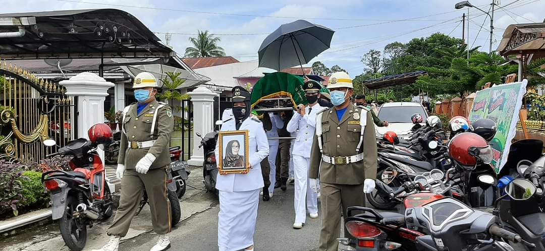 Suasana pemakaman Sekretaris Kominfo Pasaman, Devi Alfriani
