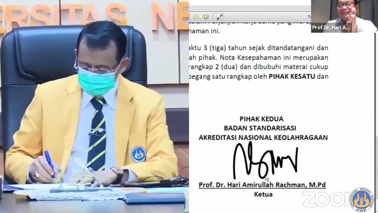 Penandatanganan MoU antara UNP dengan BSANK oleh Rektor UNP Ganefri dan Ketua BSANK Hari Amirullah Rachman