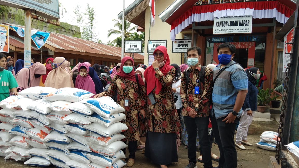 Penyaluran bantuan beras di Kantor Lurah Napar