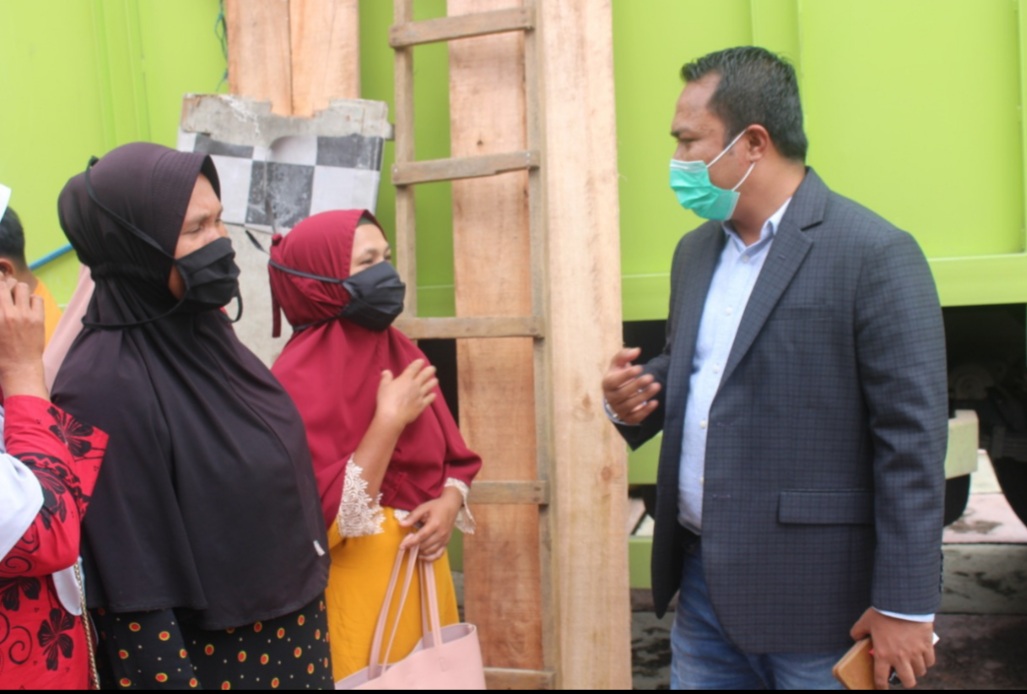 Anggota DPRD Sumbar, Donizar saat mendengar keluhan masyarakat