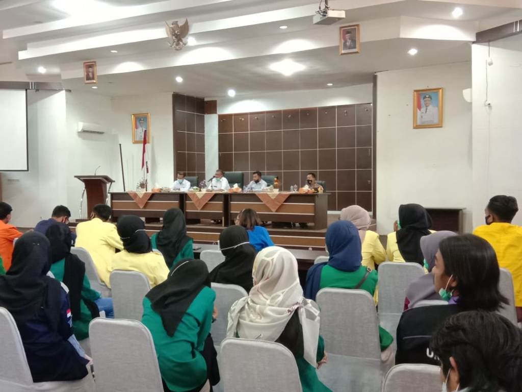 Bupati Solok Gusmal ketika ber Audensi dengan puluhan mahasiswa