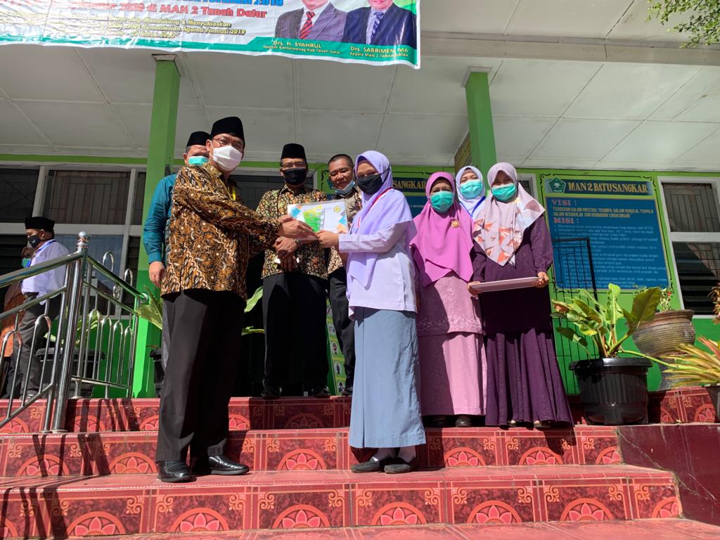 Siswa MAN 2 Tanah Datar Berhasil Meraih Medali Perak dalam Ajang MOC Bidang Fisika