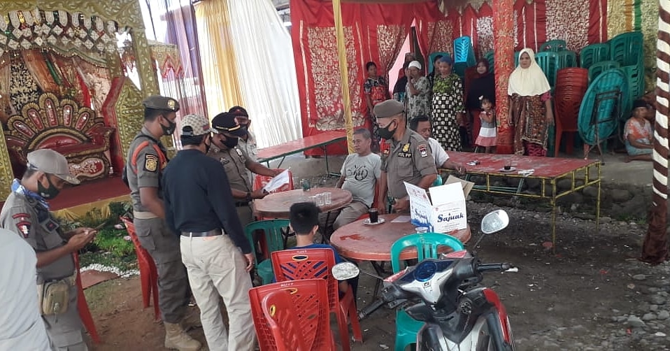 Satpol PP Sumbar dan Padang bersama mendatangi pesta pernikahan untuk memastikan terlaksananya Protkes dan Perda 6 thn 2020, Sabtu (17/10/2020).