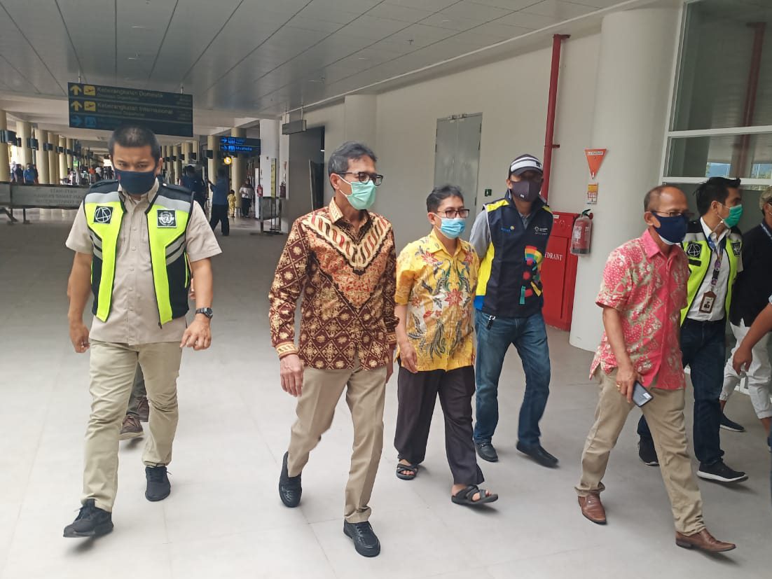 Gubernur Sumbar, Irwan Prayitno, meninjau lokasi terminal baru Bandara Internasional Minangkabau BIM tempat penerimaan kafilah MTQ Nasional ke 28, Minggu (18/10/2020).