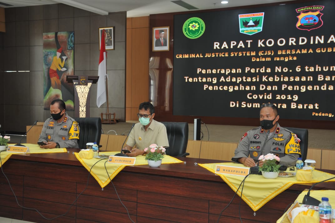 Gubernur Sumbar, Irwan Prayitno, melakukan Rapat CJS bersama Kapolda Sumbar, Irjen Pol. Toni Harmanto, beserta jajaran di Polda Sumbar, Selasa (20/20/2020).