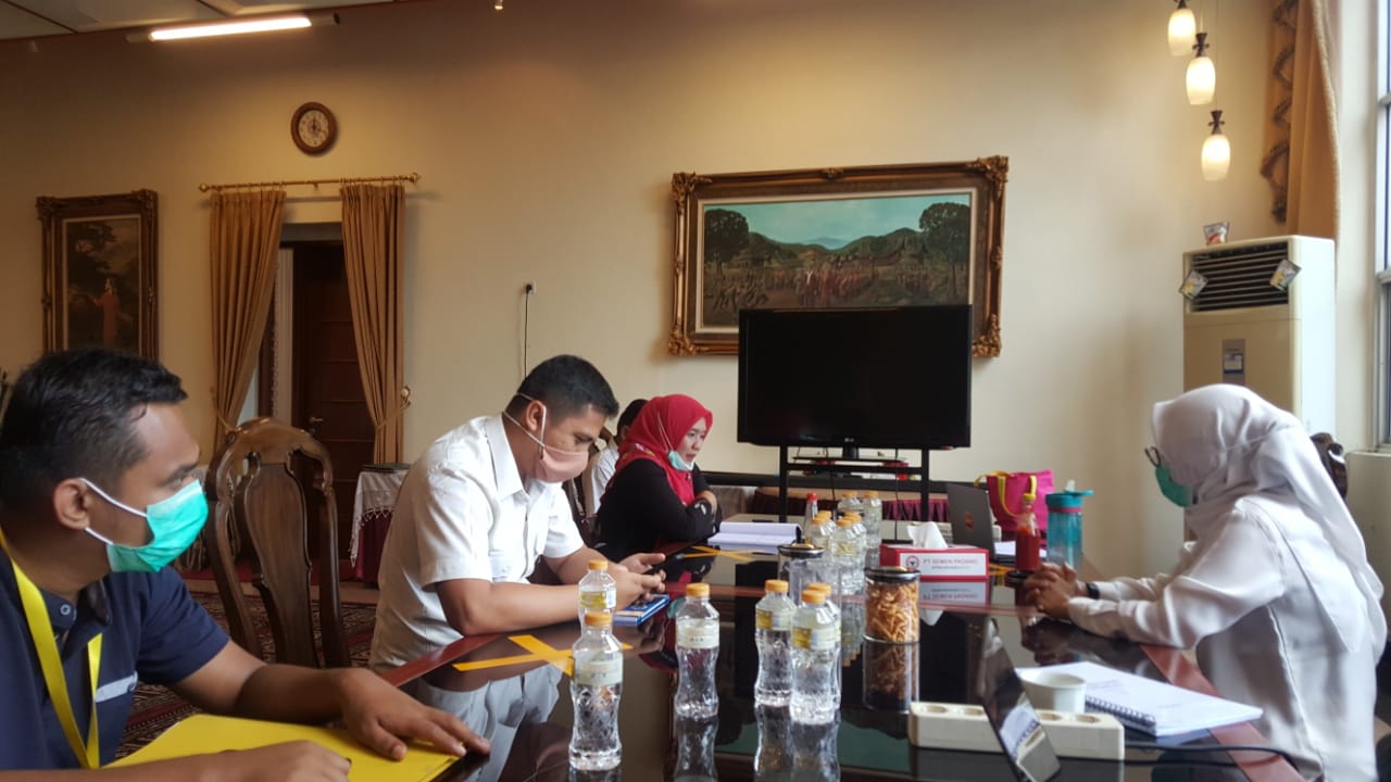 Kepala Unit Humas dan Kesekretariatan PT Semen Padang Nur Anita Rahmawati (kanan) ketika menerima visitasi Tim Komisi Informasi Sumbar yang dipimpin Nofal Wiska