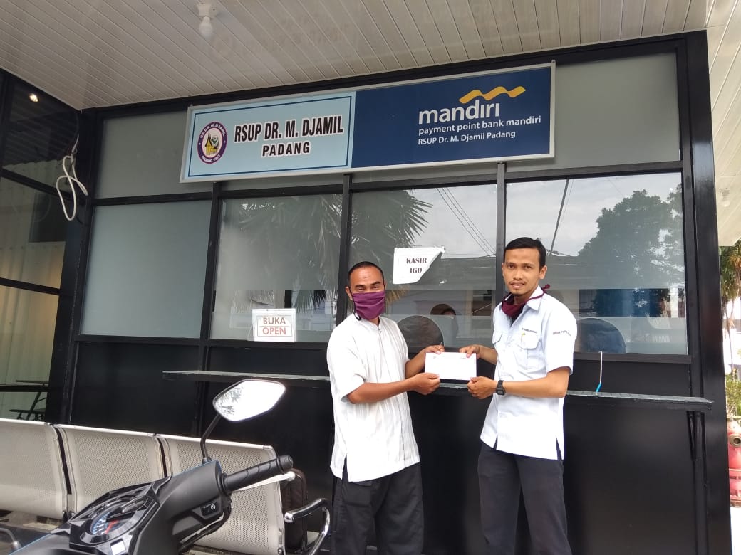 Petugas UPZ Baznas Semen Padang, Toni (kanan) menyerahkan bantuan uang tunai untuk bayar berobat bagi pasien kurang mampu