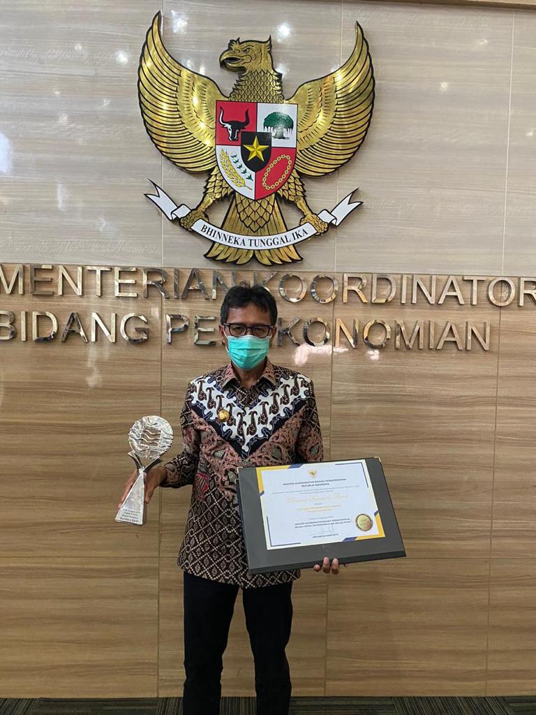 Gubernur Sumbar, Irwan Prayitno, menerima penghargaan Pengendalian Inflasi Daerah Terbaik di Sumatera dari Menko Bidang Perekonomian, Airlangga Hartarto di Jakarta, Kamis (22/10/2020).