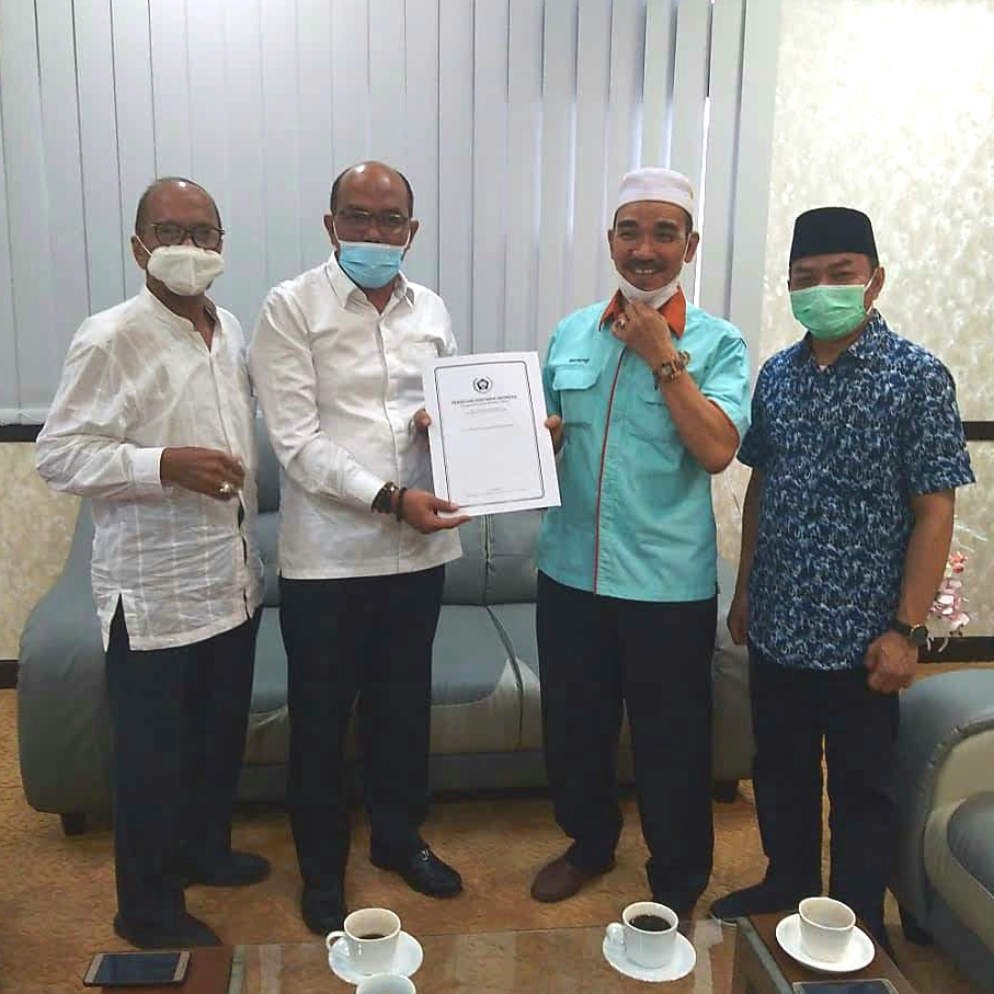 Dari kiri, Anggota DPRD Sumbar, HM. Nurnas, Ketua DPRD Supardi, Ketua PWI Heranof dan anggota DPRD, Hidayat. 