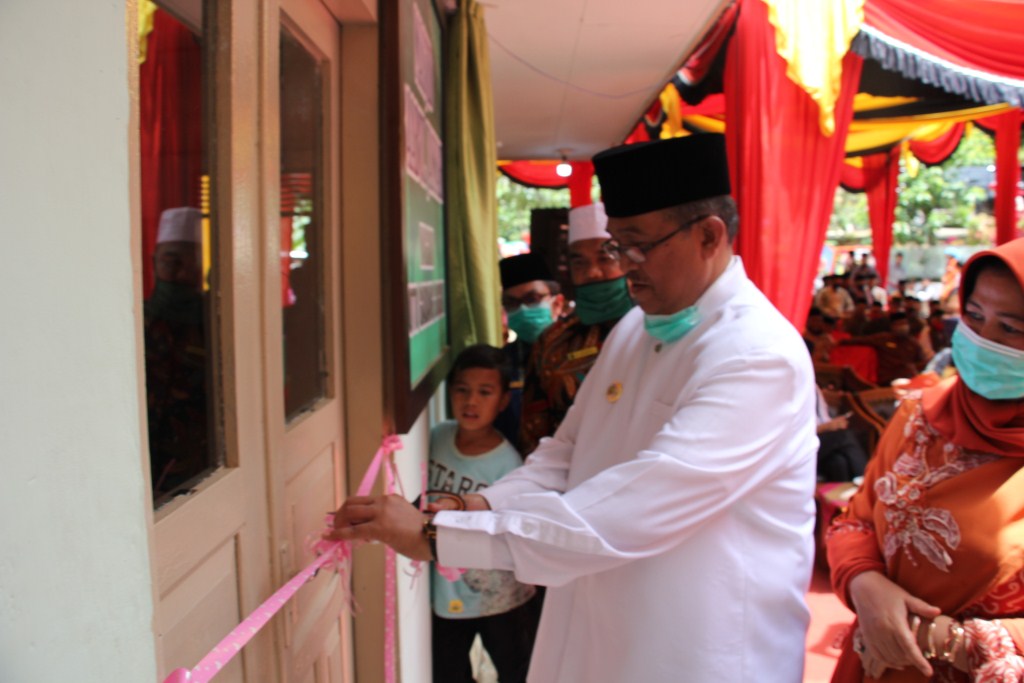 Bupati Solok Gusmal ketika menggunting pita tanda peresmian mesjid